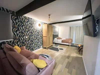 Télévision ou salle de divertissement dans l'établissement Urban Flat 161 - Sublime 4BDR Luxury Flat in Paris