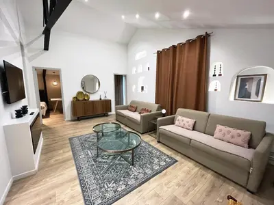 Télévision ou salle de divertissement dans l'établissement Urban Flat 161 - Sublime 4BDR Luxury Flat in Paris