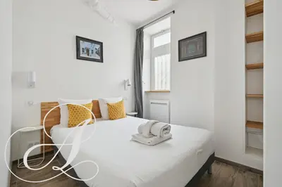 Un ou plusieurs lits dans un hébergement de l'établissement Roxane, 2 chambres dont une en souplex Paris 14e