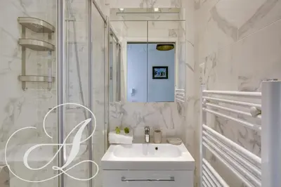 Salle de bains dans l'établissement Roxane, 2 chambres dont une en souplex Paris 14e