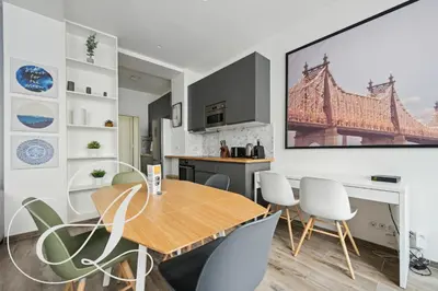 Télévision ou salle de divertissement dans l'établissement Roxane, 2 chambres dont une en souplex Paris 14e
