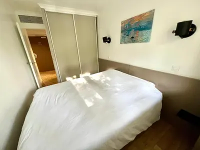 Un ou plusieurs lits dans un hébergement de l'établissement Cosy 1BR Apt in Modern Residence Paris La Défense
