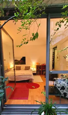 Un ou plusieurs lits dans un hébergement de l'établissement Une chambre à Paris 20eme avec un petit jardin