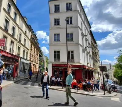 Clients de l'établissement Une chambre à Paris 20eme avec un petit jardin