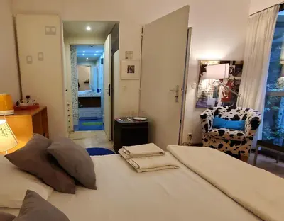 Un ou plusieurs lits dans un hébergement de l'établissement Une chambre à Paris 20eme avec un petit jardin