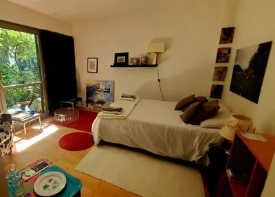 Un ou plusieurs lits dans un hébergement de l'établissement Une chambre à Paris 20eme avec un petit jardin
