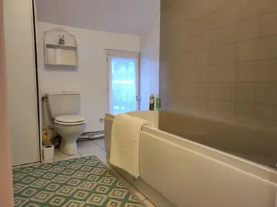 Salle de bains dans l'établissement Charme appartement entier près Paris La Défense Nanterre