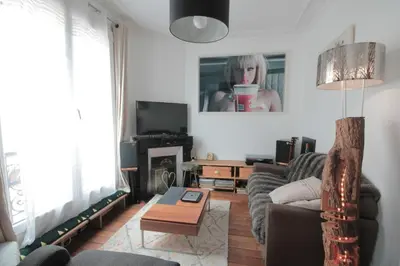 Télévision ou salle de divertissement dans l'établissement 2 Pièces de charme Montmartre