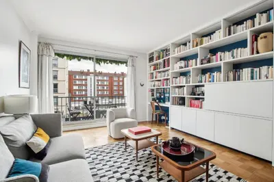 Bibliothèque dans l'appartement