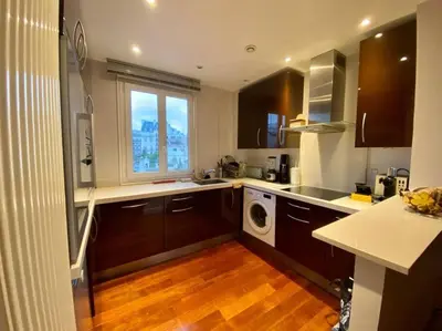 Cuisine ou kitchenette dans l'établissement Appartement moderne Neuilly sur Seine au calme