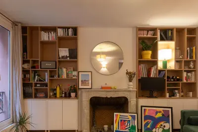 Bibliothèque dans l'appartement