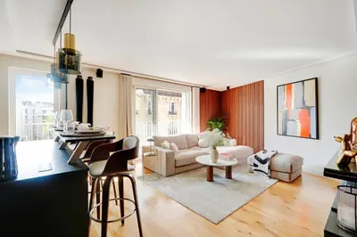 Coin salon dans l'établissement Ecrin de luxe à la Tour Eiffel