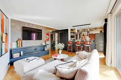 Coin salon dans l'établissement Ecrin de luxe à la Tour Eiffel