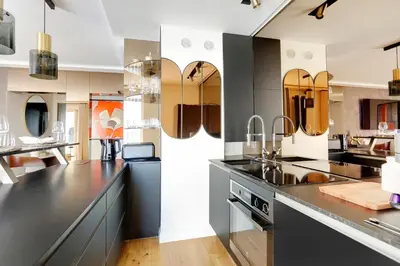 Cuisine ou kitchenette dans l'établissement Ecrin de luxe à la Tour Eiffel