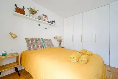 Un ou plusieurs lits dans un hébergement de l'établissement Superbe appartement lumineux proche du Marais