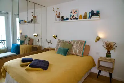 Un ou plusieurs lits dans un hébergement de l'établissement Superbe appartement lumineux proche du Marais