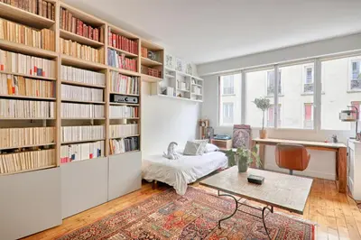 Bibliothèque dans l'appartement