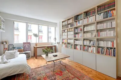 Bibliothèque dans l'appartement