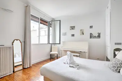 Un ou plusieurs lits dans un hébergement de l'établissement Le Coin des Lecteurs - 1er arrondissement 75m²