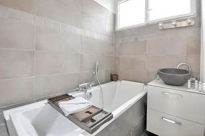 Salle de bains dans l'établissement Le Coin des Lecteurs - 1er arrondissement 75m²