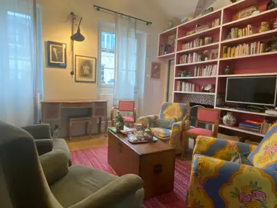Télévision ou salle de divertissement dans l'établissement Cosy apartment Place des Vosges