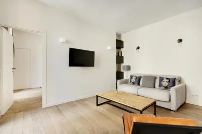 Télévision ou salle de divertissement dans l'établissement Pick A Flat's Apartment in Le Marais - Rue Sainte Croix de la Bretonnerie