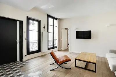 Télévision ou salle de divertissement dans l'établissement Pick A Flat's Apartment in Le Marais - Rue Sainte Croix de la Bretonnerie