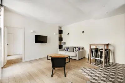 Télévision ou salle de divertissement dans l'établissement Pick A Flat's Apartment in Le Marais - Rue Sainte Croix de la Bretonnerie