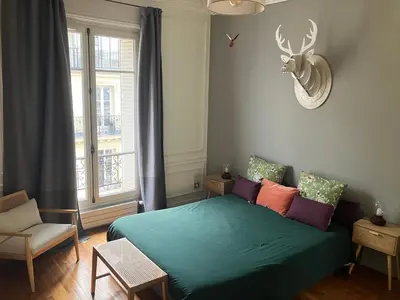 Un ou plusieurs lits dans un hébergement de l'établissement Chambre capitale Saint Lazare