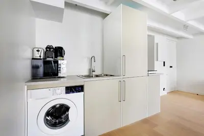 Cuisine ou kitchenette dans l'établissement Charming air-conditioned apt for a cosy atmosphere