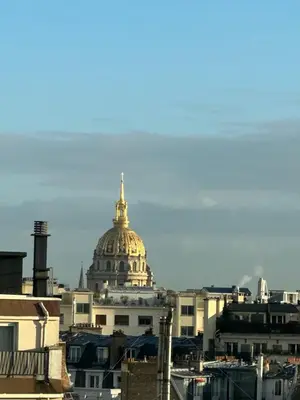 Vue générale sur Paris ou vue de la ville depuis l'appartement
