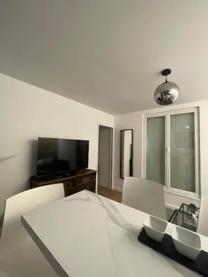 Télévision ou salle de divertissement dans l'établissement La Bastille