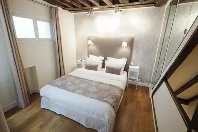Un ou plusieurs lits dans un hébergement de l'établissement Louvre Parisian Duplex
