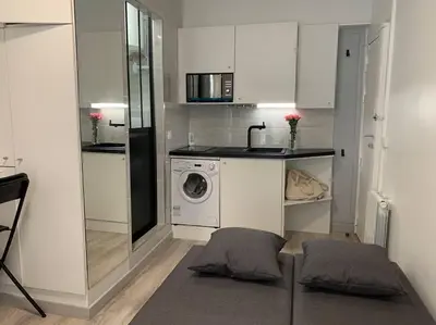 Cuisine ou kitchenette dans l'établissement Charming Studio Eiffel Tower