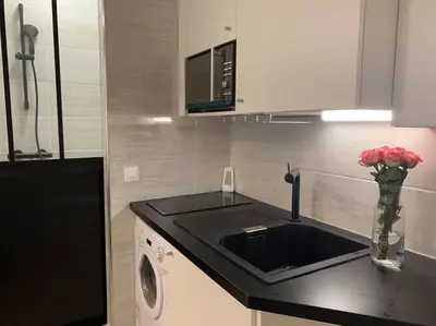 Cuisine ou kitchenette dans l'établissement Charming Studio Eiffel Tower