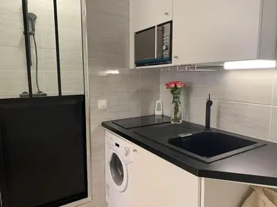 Cuisine ou kitchenette dans l'établissement Charming Studio Eiffel Tower
