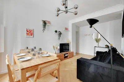 Coin salon dans l'établissement Spacieux Appartement cosy -2BR 6P-Pl de la Nation