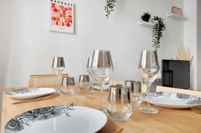 Boissons dans l'établissement Spacieux Appartement cosy -2BR 6P-Pl de la Nation