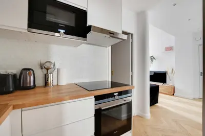 Cuisine ou kitchenette dans l'établissement Spacieux Appartement cosy -2BR 6P-Pl de la Nation
