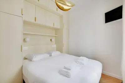 Un ou plusieurs lits dans un hébergement de l'établissement Spacieux Appartement cosy -2BR 6P-Pl de la Nation