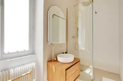Salle de bains dans l'établissement Spacieux Appartement cosy -2BR 6P-Pl de la Nation