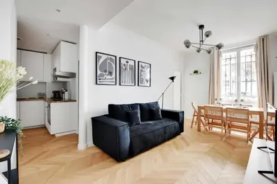 Coin salon dans l'établissement Spacieux Appartement cosy -2BR 6P-Pl de la Nation