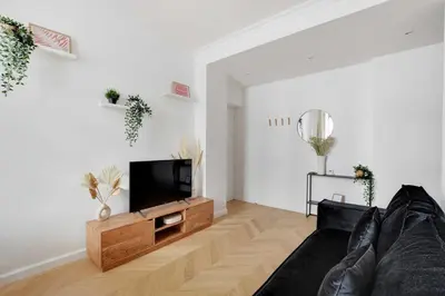 Télévision ou salle de divertissement dans l'établissement Spacieux Appartement cosy -2BR 6P-Pl de la Nation