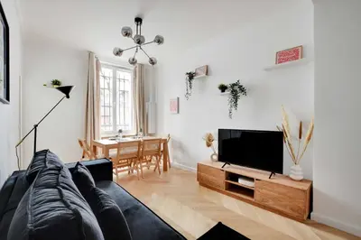 Télévision ou salle de divertissement dans l'établissement Spacieux Appartement cosy -2BR 6P-Pl de la Nation