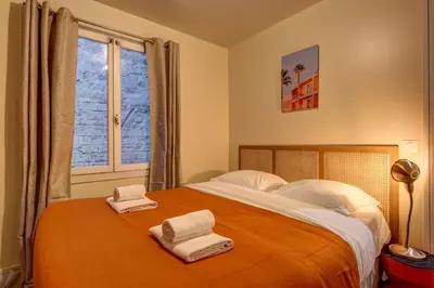 Un ou plusieurs lits dans un hébergement de l'établissement Le Marais - Les Halles Colorful & Modern 3BD