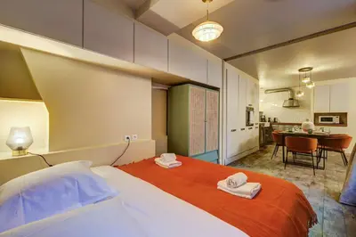 Un ou plusieurs lits dans un hébergement de l'établissement Le Marais - Les Halles Colorful & Modern 3BD