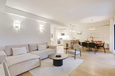 Coin salon dans l'établissement Passy - Eiffel Tower - Amazing 2BR with garden