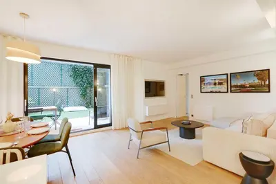 Télévision ou salle de divertissement dans l'établissement Passy - Eiffel Tower - Amazing 2BR with garden