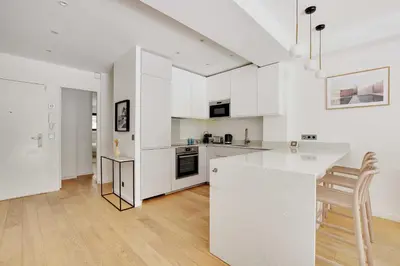 Cuisine ou kitchenette dans l'établissement Passy - Eiffel Tower - Amazing 2BR with garden