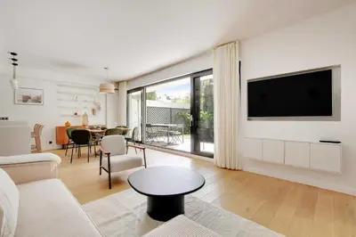 Télévision ou salle de divertissement dans l'établissement Passy - Eiffel Tower - Amazing 2BR with garden